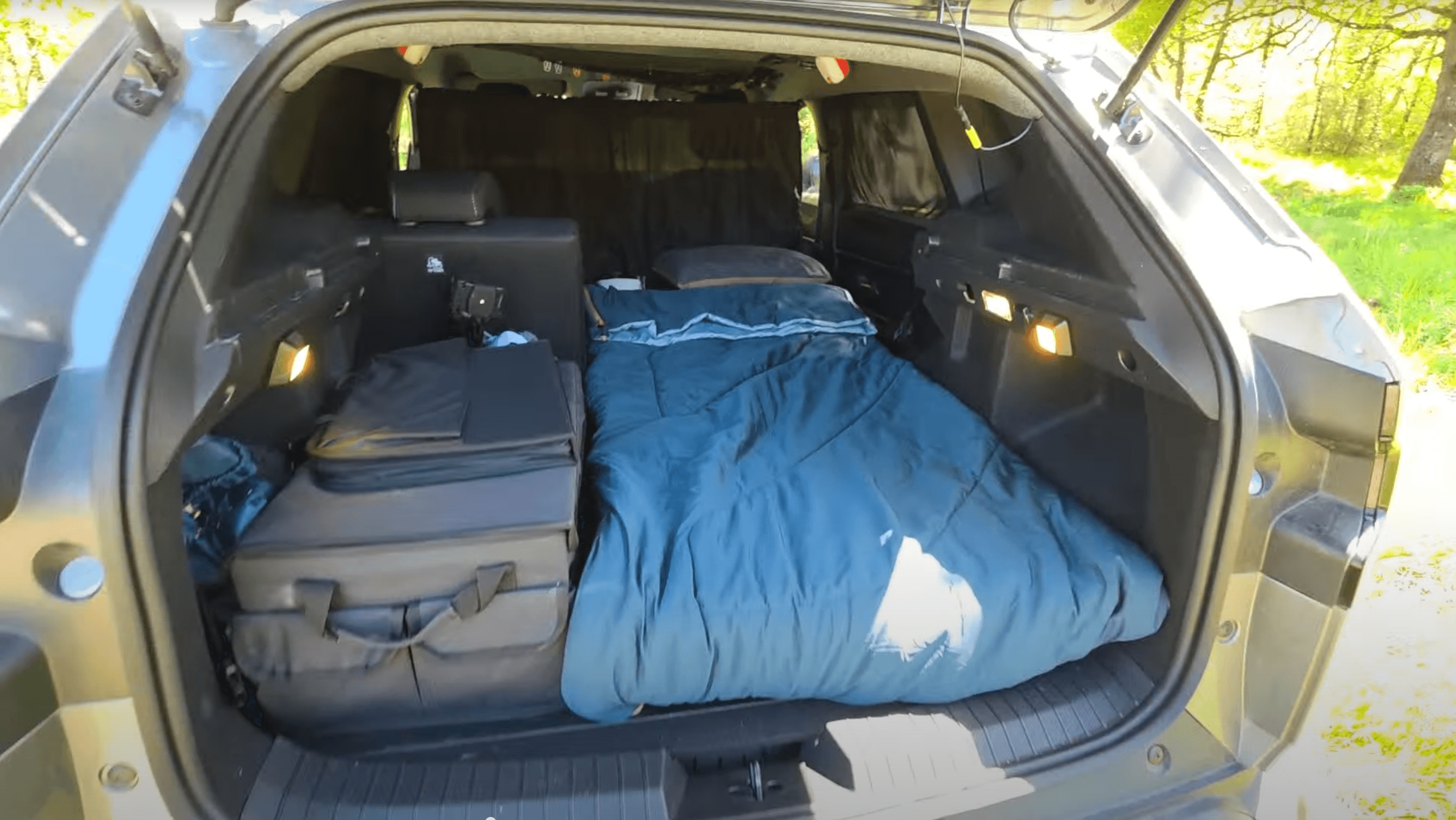 Matelas d'appoint dans une voiture